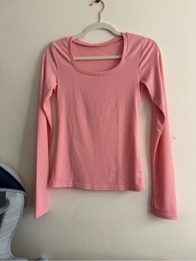 Women's Long-Sleeve Scoop Neck Top in Pink